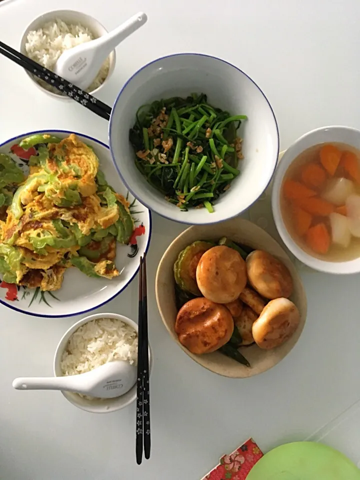 Sunday lunch: bittergourd omelette, sweet potato leaves with shrimp, pork rib soup with carrots and daikon and fried yong tau foo|Ong Sor Fernさん