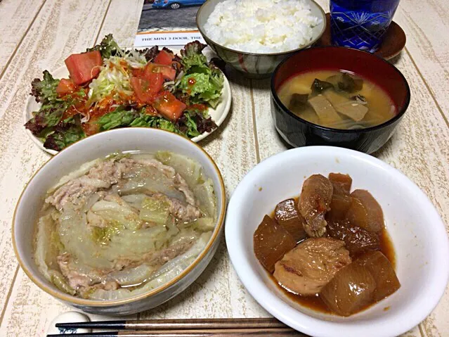 今日の男飯(＞人＜;)晩ご飯バージョン♬
白菜と豚肉の本だし煮and鶏肉と大根の煮物and野菜サラダandジャガイモとモヤシと黒はんぺんとワカメの味噌汁and白ごはん♬|ひーちゃんさん