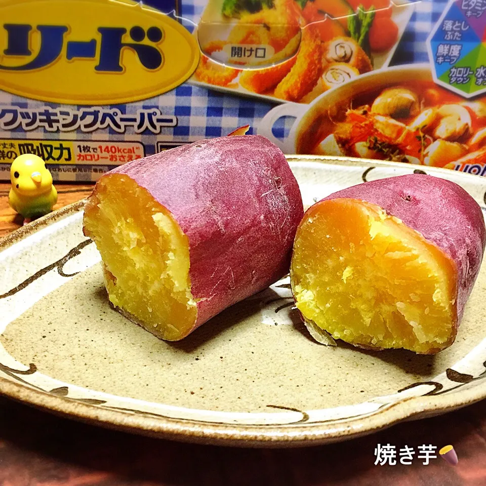 Snapdishの料理写真:ひとみんちゃんがやってた、リードクッキングペーパーとアルミホイルで焼き芋🍠 しっとり、甘いよ〜ヽ(*^∇^*)ﾉ|きいこさん