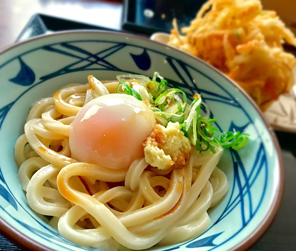 昼ごはん 釜玉うどん並&野菜かき揚げ。結局毎回同じの頼んでしまう…|砂雪さん