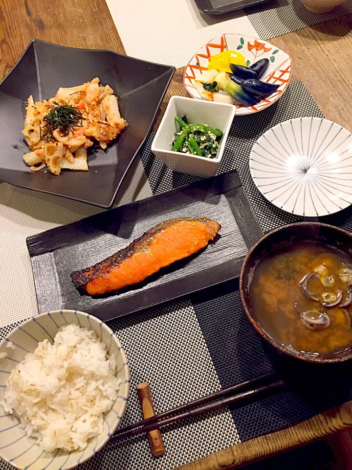 Snapdishの料理写真:今日はヘルシー和食🍚
紅鮭の味噌漬け焼き🐟レンコンと長芋のタラコ炒め、ほうれん草とインゲンの白和え🍃お漬物、シジミのお味噌汁💛|まみりんごさん