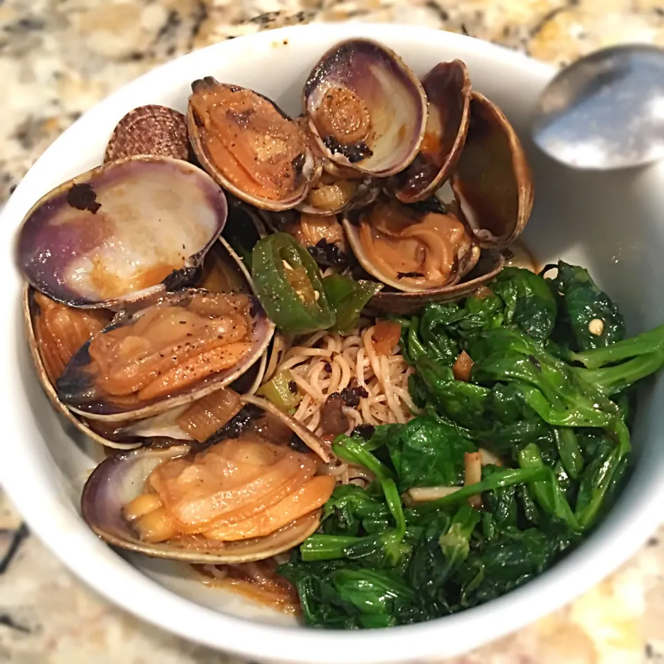 Egg Noodles with Clams and Blackbean Sauce 🍜|Lukkaew_Lkさん