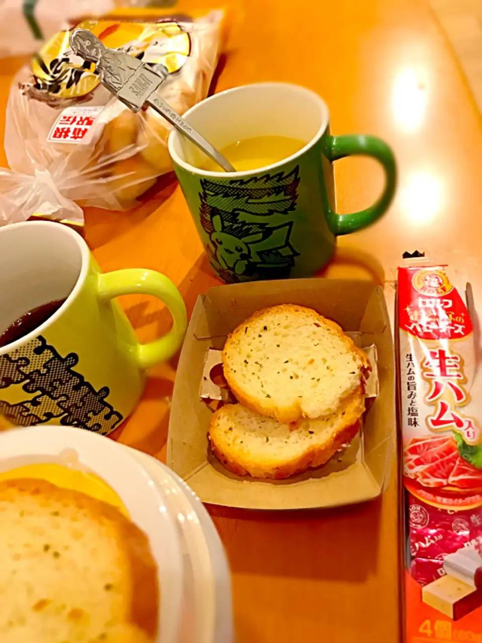 Snapdishの料理写真:簡単朝食  ガーリックトースト  生ハム入りおとなのベビーチーズ  コーンクリームスープ🌽  コーヒー☕️|ch＊K*∀o(^^*)♪さん