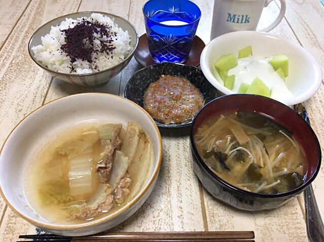 今日の男飯(＞人＜;)朝ごはんバージョン♬
白菜と豚肉のミルフィーユの残り物and納豆and黒はんぺんとワカメとエノキとモヤシの味噌汁andしそごはんandクラウンメロンヨーグルト♬|ひーちゃんさん