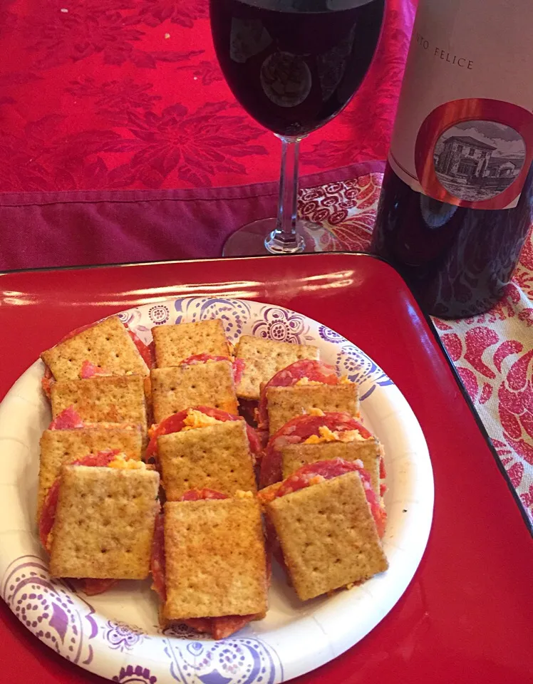 Mini afternoon snacks "Kaukana Spreadable Cheddar with Calabrese Salame". #sundriedtomatocrackers|Alma's Home Kitchenさん