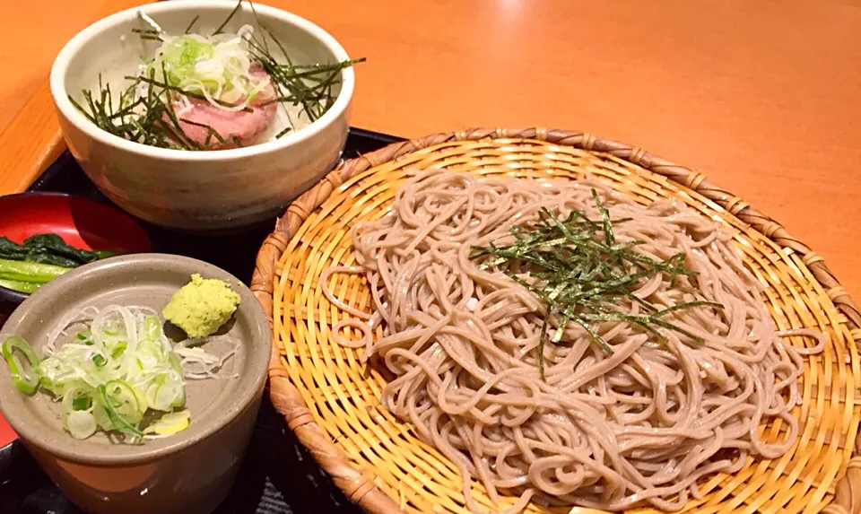 Snapdishの料理写真:昨日の昼餉…今日のおすすめ『ネギトロ丼とざる蕎麦セット』暖房のゆるい店内、しっかり締められた蕎麦、テーブルの上には冷茶の入ったポット、もう一つポットが置いて有ったのは冷めた蕎麦湯。身も心も涼めました😭|にゃあ（芸名）さん