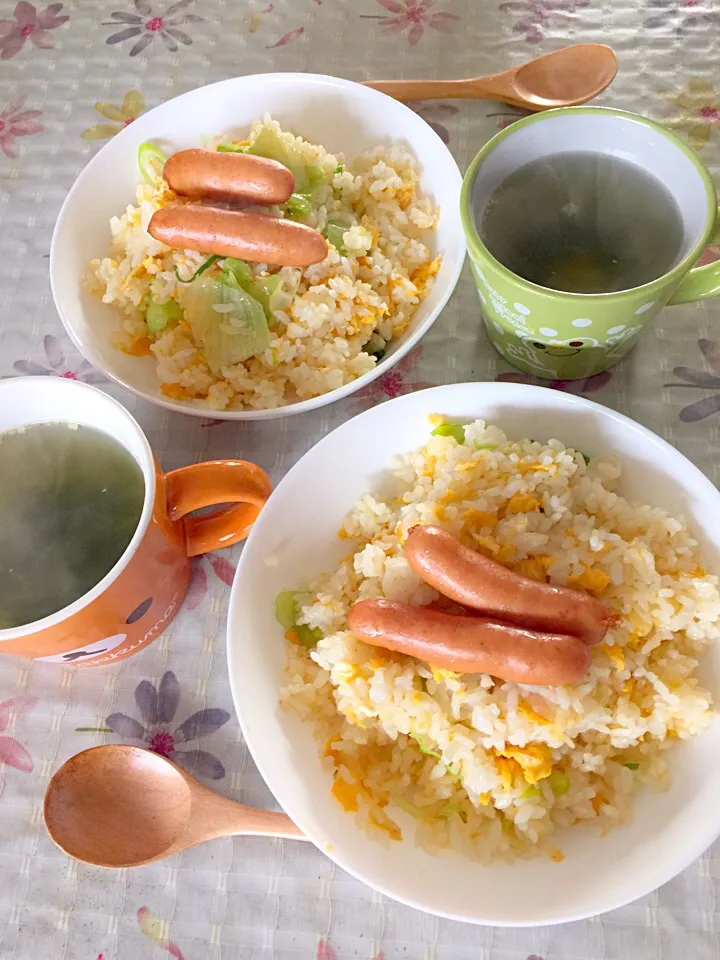 弁当で使わないレタスの茎で  レタス炒飯🍴
焼きそばバゴーンのわかめスープ付き|しげっちさん