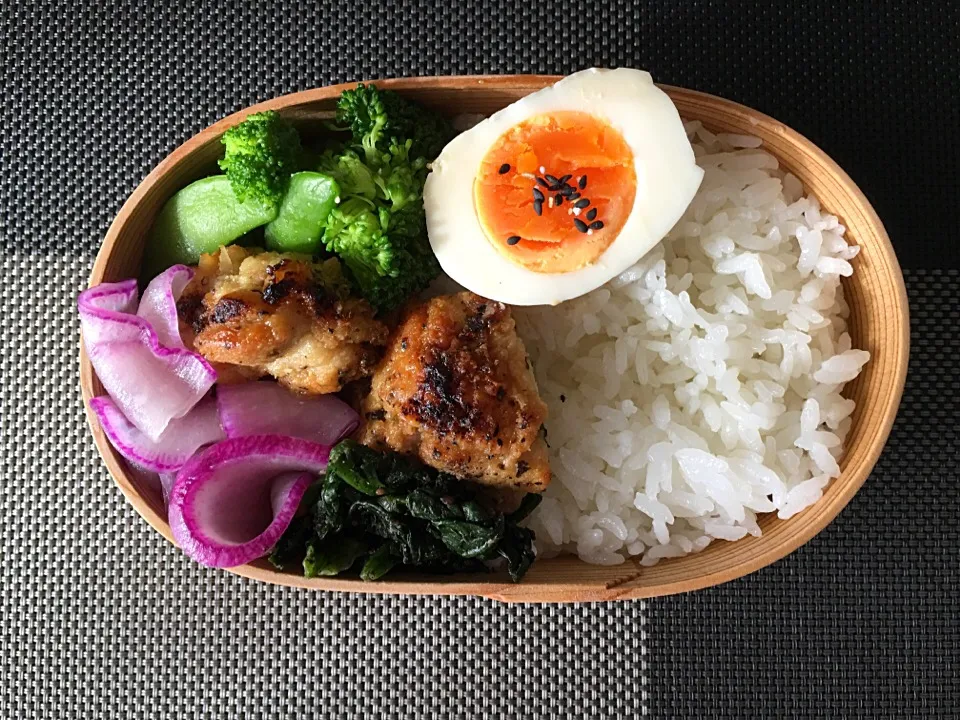 自分のためのお弁当
まつやの「とり野菜みそ」に漬け込んだゆで玉子が美味しい！
夕べの残り物を詰めただけなのですが
曲げわっぱのおかげでフォトジェニック♡|akemi🐝さん