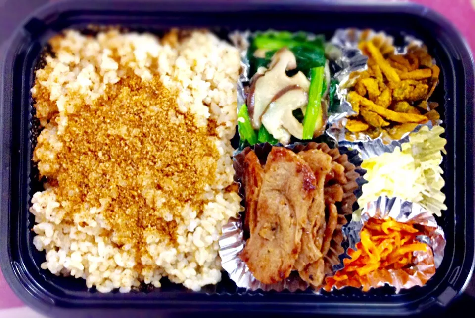 お弁当。キャベツと人参としめじと小松菜と椎茸と生姜とソイミートと玄米と胡麻。|Chiaki Kobayashiさん