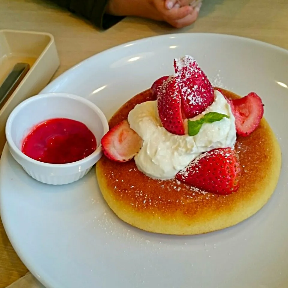 いちごとマスカルポーネのパンケーキ|Kanae Fushikiさん