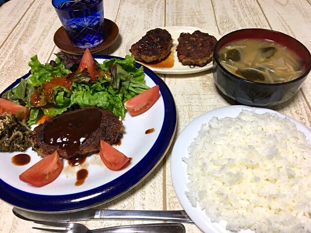 今日の男飯(＞人＜;)テニス前の軽食バージョン♬
ハンバーグステーキ♬with ケチャップソース味and甘辛ダレ味and黒はんぺんとワカメとモヤシとエノキの味噌汁andライス1合分♬|ひーちゃんさん