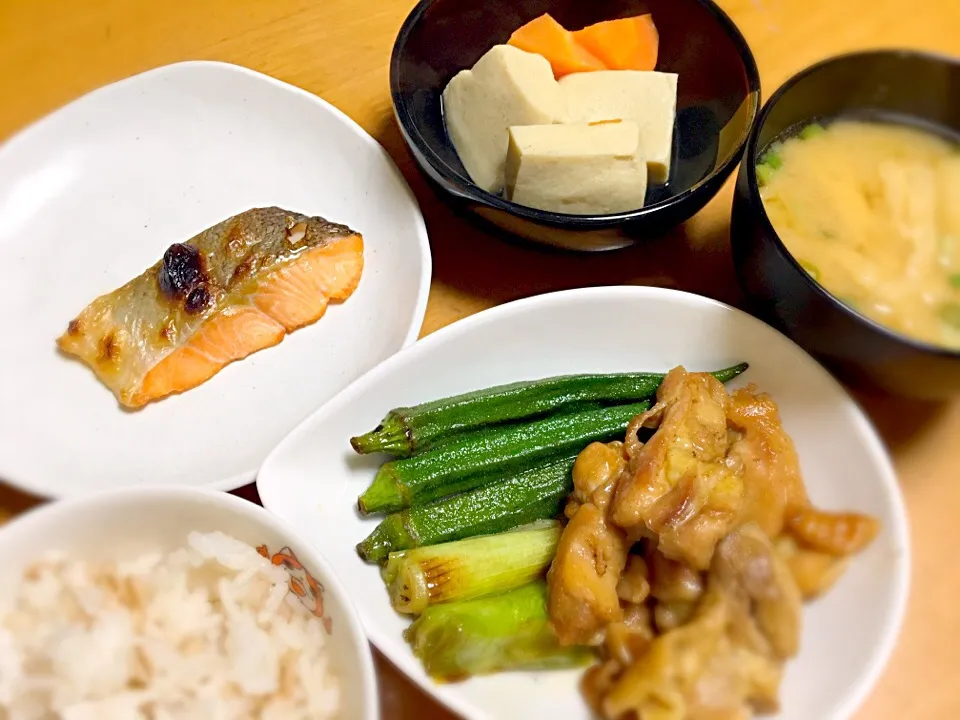 Snapdishの料理写真:鶏肉の照り焼きと長ネギとオクラ
鮭
高野豆腐と人参の含め煮
油揚げとネギの味噌汁|えりこさん