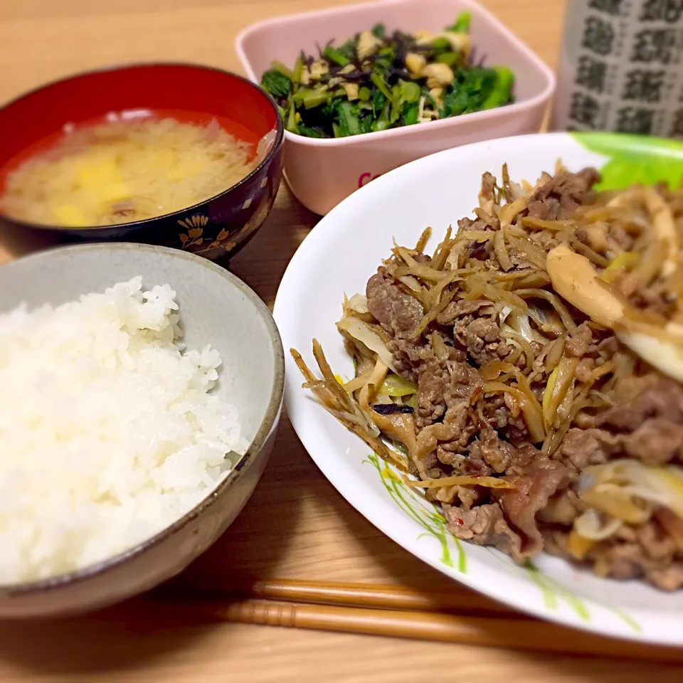 牛肉とゴボ煮（エノキタケ、生椎茸、長ネギ）、菜の花と油揚げとひじき、サツマイモ汁、ご飯|ゆんみさん