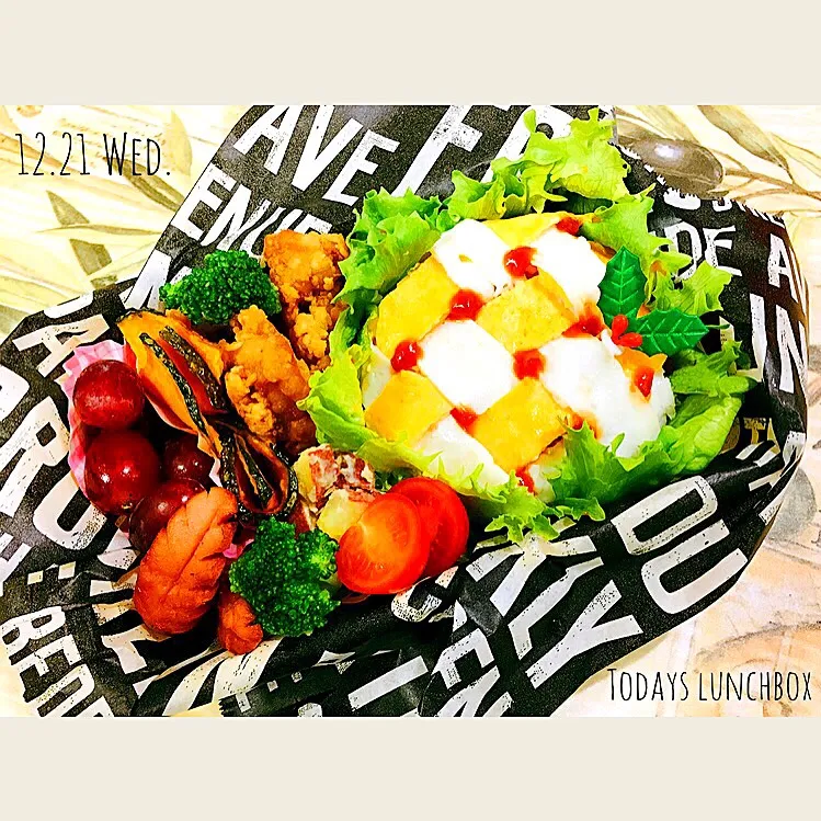 Snapdishの料理写真:編み込みオムライス弁当♡#編み込みオムライス#編み編み#デコ弁#チキンライス#炒めご飯#使い捨て容器|mikiteeee52さん