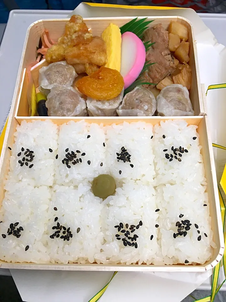 Snapdishの料理写真:新幹線で崎陽軒のシュウマイ弁当|やすこさん