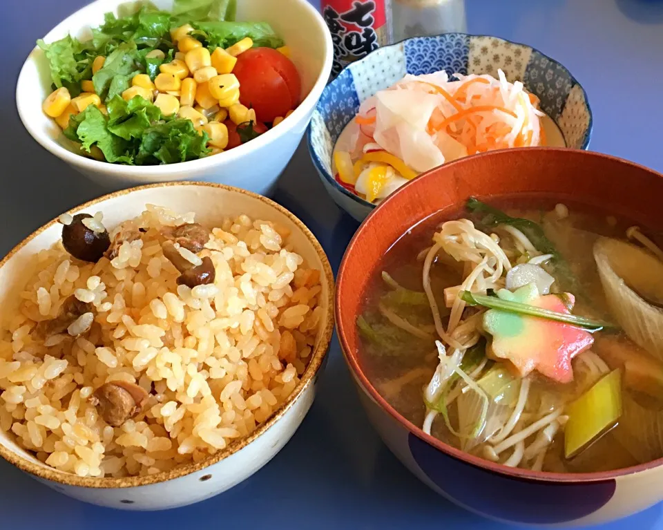 昼ごはん 炊き込みごはん 野菜たっぷり味噌汁 サラダ なます|ぽんたさん