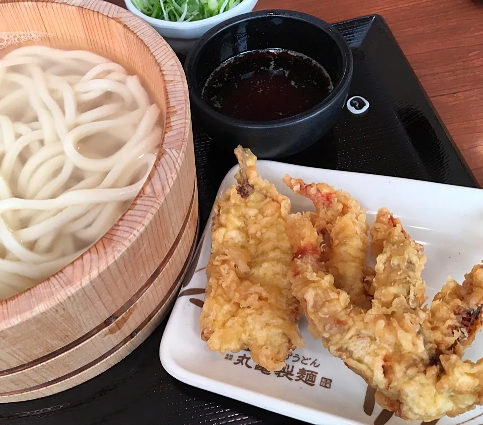 Snapdishの料理写真:営業マンの昼ごはん 釜揚げうどん いわしとイカゲソ天ぷら                   うどん呑む 目の隅におり 揚げいわし|ぽんたさん