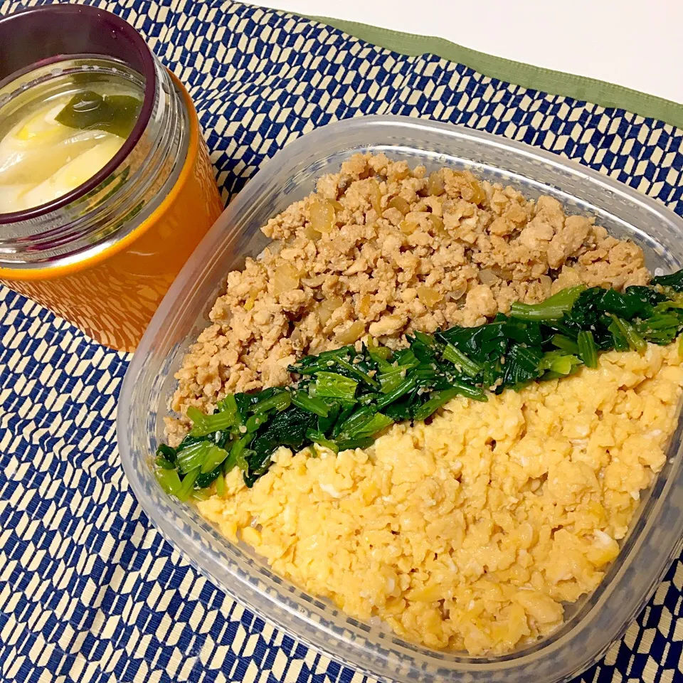 鶏そぼろ3色丼と長葱豆腐わかめの味噌汁|しーさん