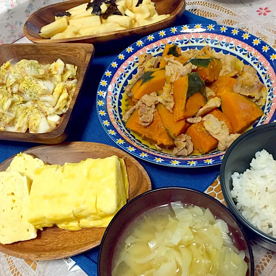 かぼちゃと豚肉の煮物、だし巻き卵、長芋の海苔和え醤油漬け、白菜とツナのサラダ、キャベツたっぷり味噌汁|奏 kanadeさん