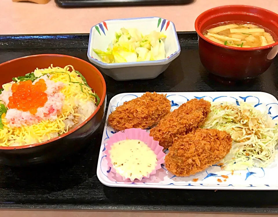 Snapdishの料理写真:今日のランチは”いも膳”の
「カニちらし、牡蠣フライほか」|muutさん