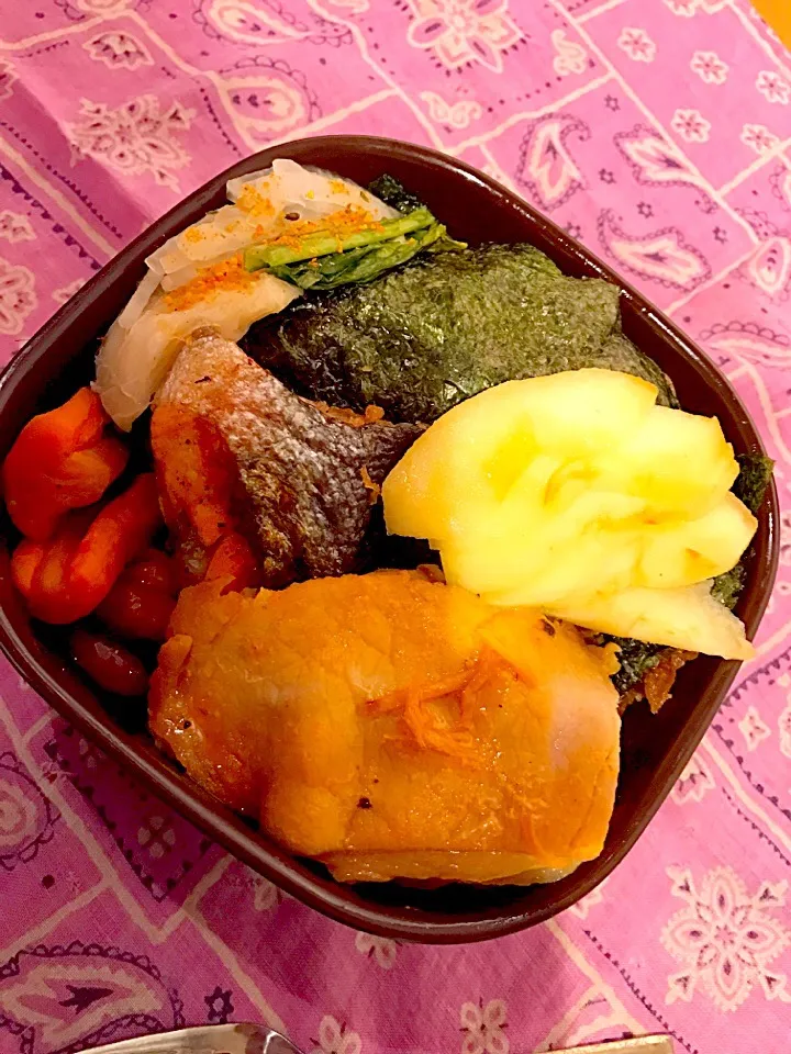 Snapdishの料理写真:パパお弁当🍱  鮭の塩焼き  豚の生姜焼き  人参の甘煮  うずら豆の煮物  蕪と大根小松菜の漬物  林檎  焼き海苔|ch＊K*∀o(^^*)♪さん