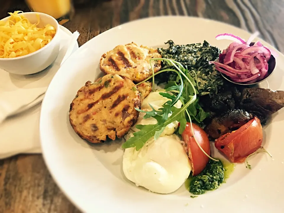 #Poachedeggs #blackmushroom #redonion #creamedspinach #tomato #cheddar #sweetcornfritters #rocket #vegetarian|Sergio Lacuevaさん