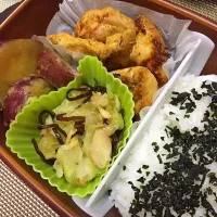 Snapdishの料理写真:本日のお弁当
タンドリーチキン
さつまいもの甘煮
キャベツの塩昆布和え|HALさん