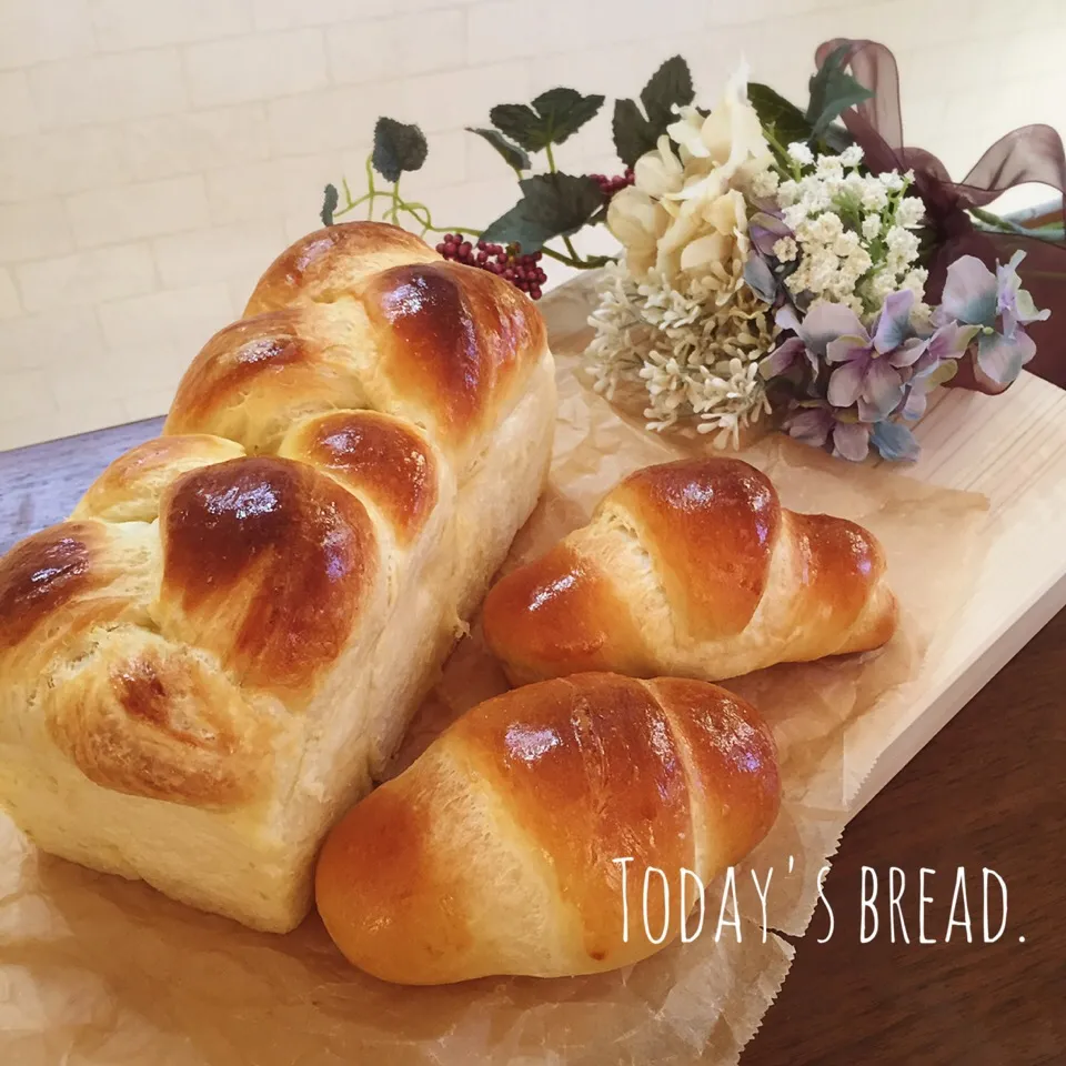 Snapdishの料理写真:バターロールとデニッシュ食パン|fleur ❁︎⑅*さん