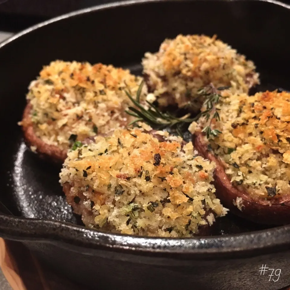 スキスキ☆スキレット79 トマトソースとチーズをしのばせた肉厚椎茸の香草パン粉焼きʕ-̼͡-ʔ #スキスキスキレット|七海さん