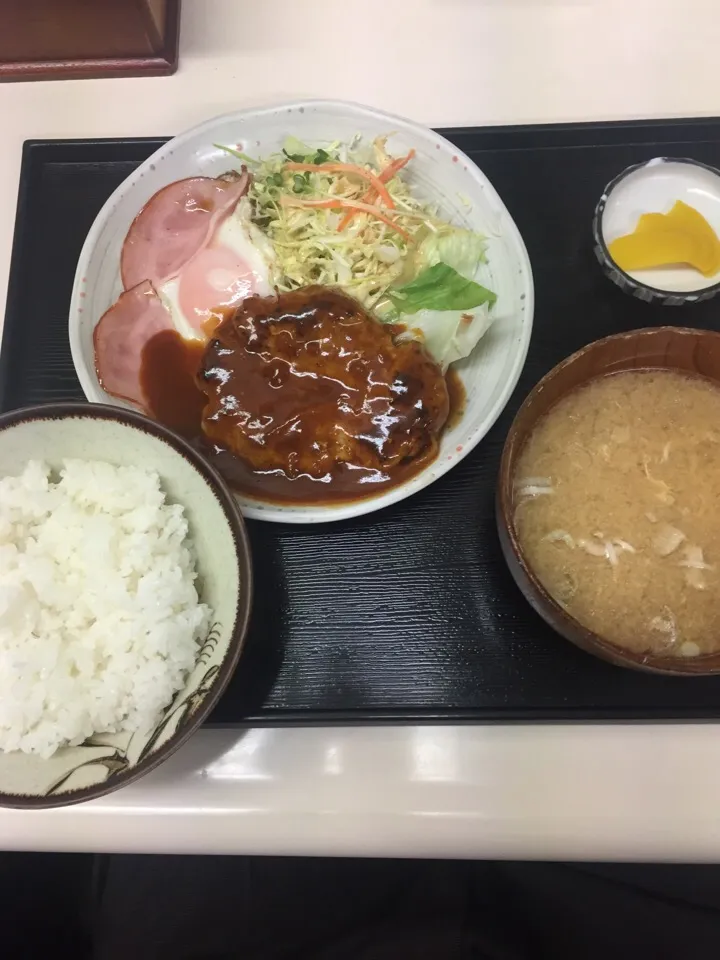 Snapdishの料理写真:ハンバーグ定食|アクちゃんさん