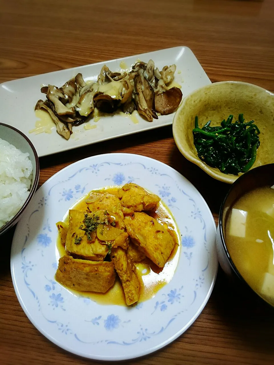 Snapdishの料理写真:・鶏胸肉のカレーソテー
・ほうれん草の胡麻和え
・キノコのチーズかけ
・豆腐と葱の味噌汁|ようかんさん