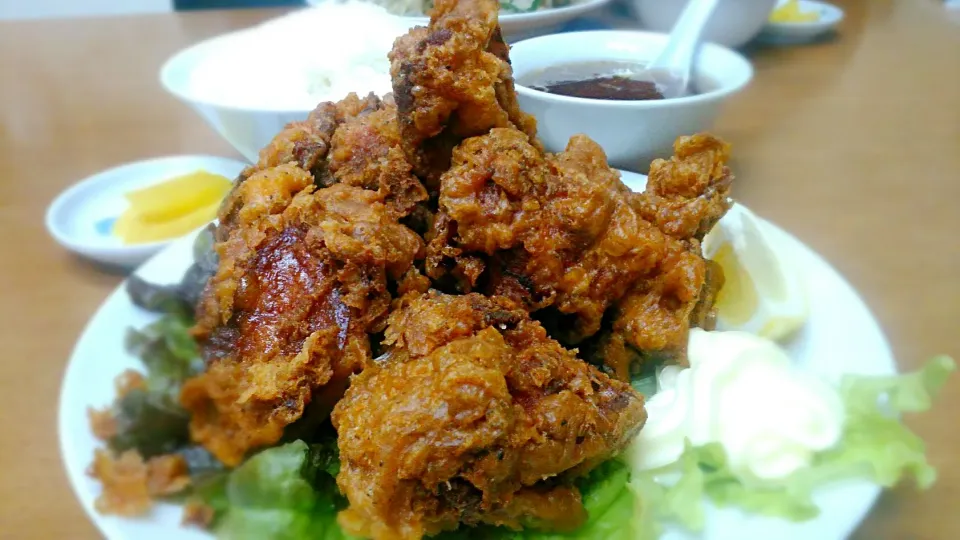 🐔鳥の唐揚げ定食👊1個がオトナの握りコブシみたいだよ～ん❗@大進亭|のも💛さん