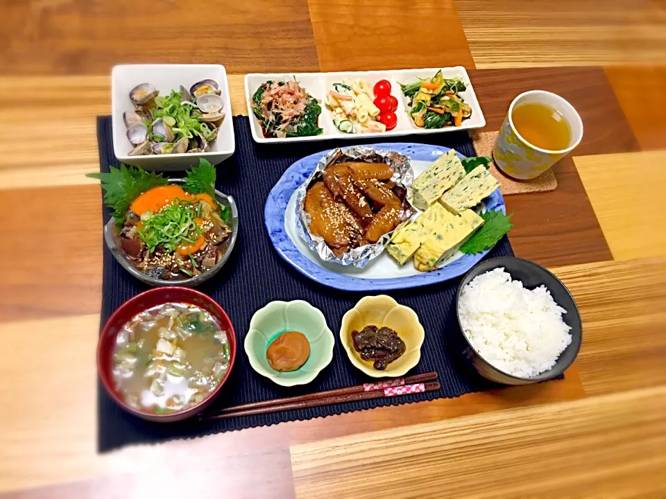 Snapdishの料理写真:鶏手羽照り煮
ニラ入り卵焼き
カツオのタタキのユッケ
アサリの酒蒸し
ほうれん草のおひたし
マカロニサラダ
水菜と白菜とキュウリの塩昆布浅漬け
梅干し
牡蠣の佃煮
お味噌汁|ぼんぼんさん