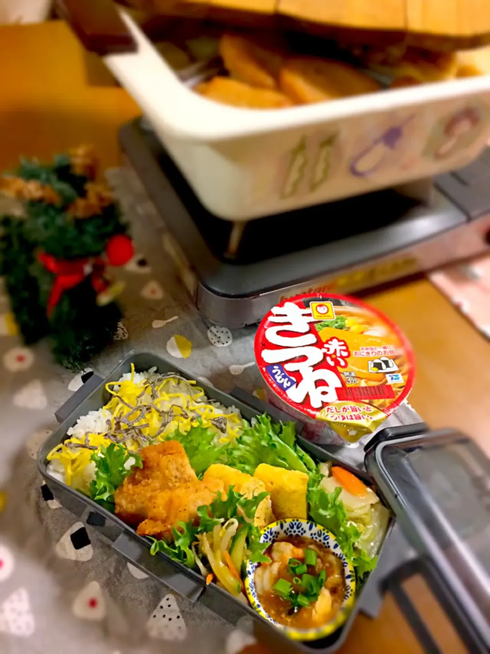 Snapdishの料理写真:息子君弁当🎶
ファミチキ(母が大量に買ってきた)
麻婆エビ
もやしサラダ
卵焼き
あんかけ焼きそば

昨日仕込んであるおでん(本日の夕食)|BooBooさん