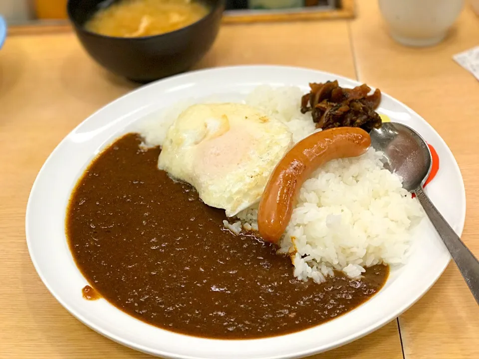 オリジナルカレーにソーセージ目玉焼き|マハロ菊池さん