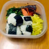 小にぎり弁当
わっぱ型のお弁当箱欲しいな。
今日も頑張る。|リリーさん