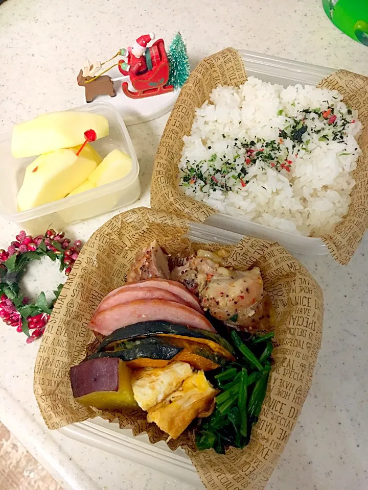 次男 お弁当の日🍱
✴︎ツナマヨご飯
✴︎鶏肉とかぼちゃの香草グリル焼き
✴︎卵焼き
✴︎ほうれん草おひたし
✴︎ふかし芋|emisanさん