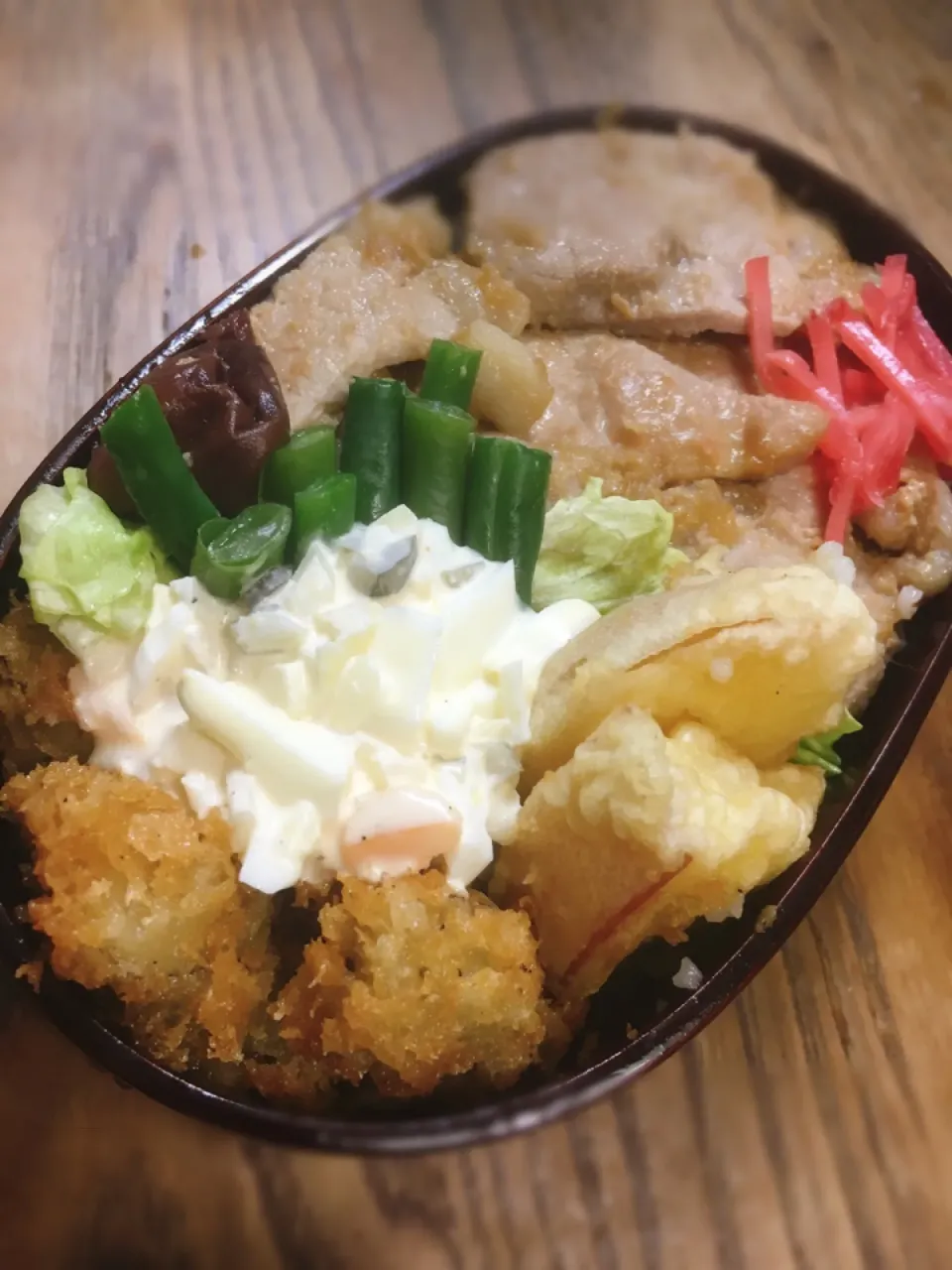 今日のお弁当
・カキフライタルタルソース
・豚ロース生姜焼き
・りんごの天ぷら
・インゲンサラダ|akiさん