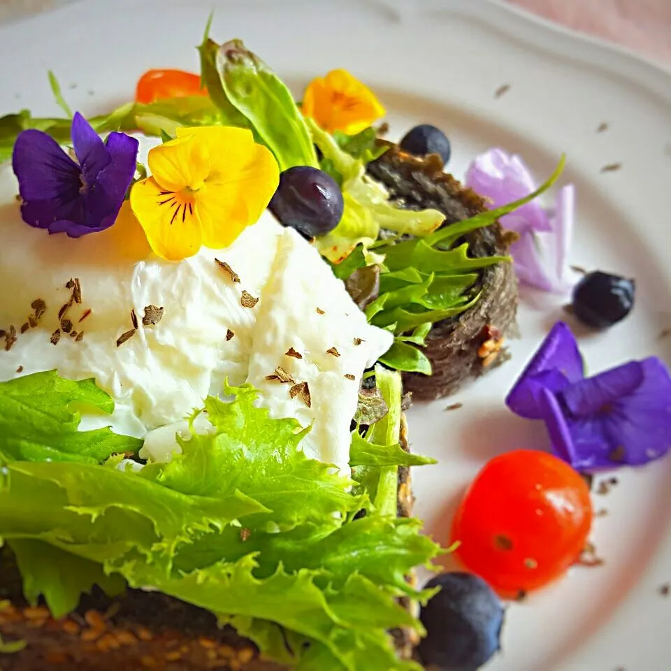 poached egg on toasted charcoal flaxseed bread with edible flowers|Chua Jeanさん