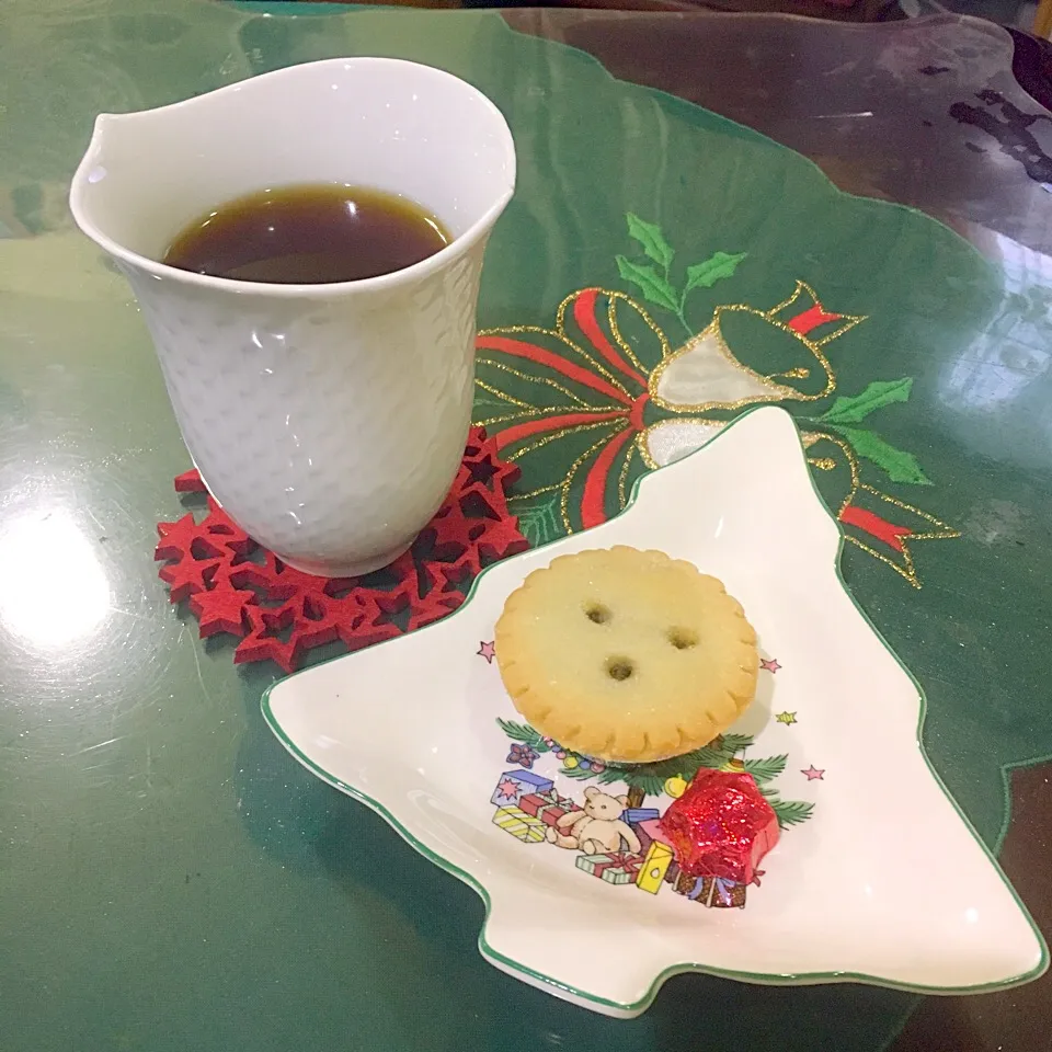 オヤツにはWalkersのミニミンスタルトにCaffarelのチョコにスェーデンのお紅茶🎄ヨーロッパ尽くし✨|Seikoさん