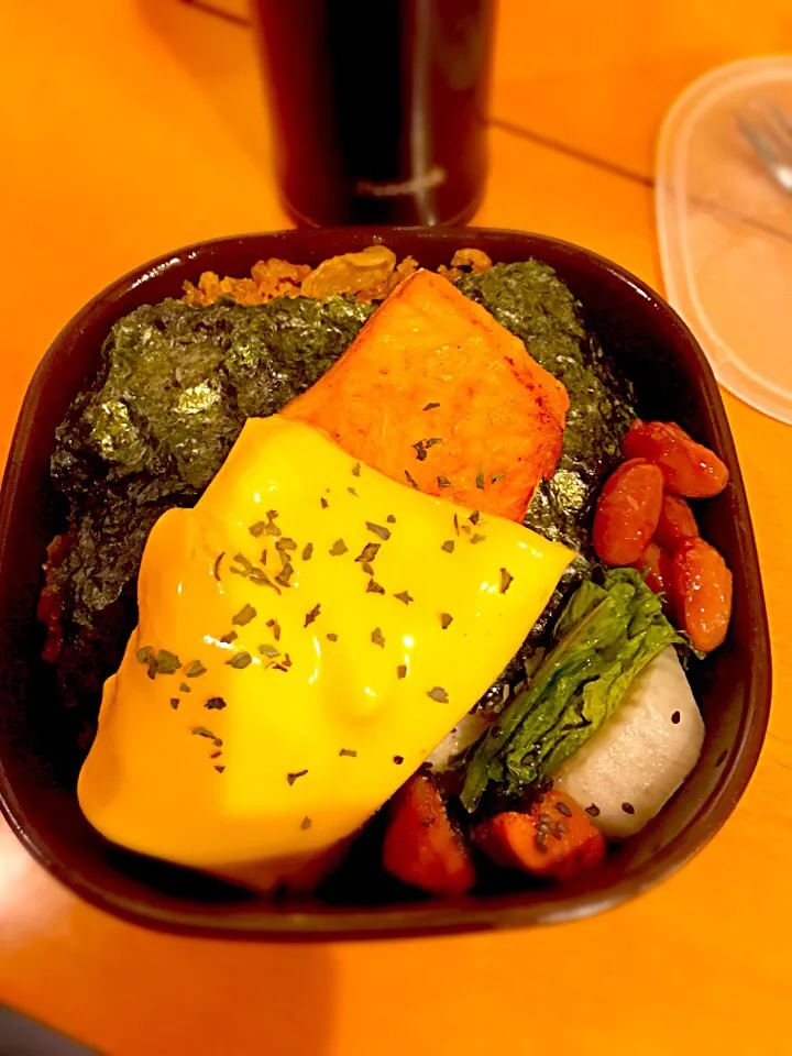 パパお弁当🍱  鮭のチーズ焼き  人参のバター醤油煮  大根葉のかき揚げ  うずら豆の甘煮  大根のぬか漬け  小松菜の漬物    焼き海苔|ch＊K*∀o(^^*)♪さん