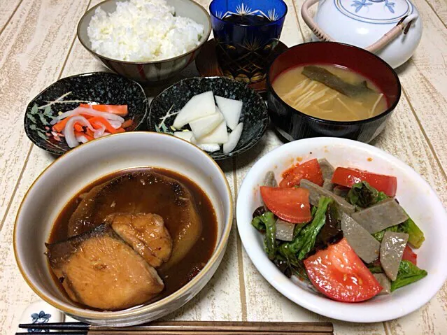 今日の男飯(＞人＜;)晩ご飯バージョン♬
ブリと聖護院大根の煮物and静岡黒はんぺんサラダandなますand聖護院大根の浅漬けand聖護院大根とエノキとワカメの味噌汁andごはん♬|ひーちゃんさん