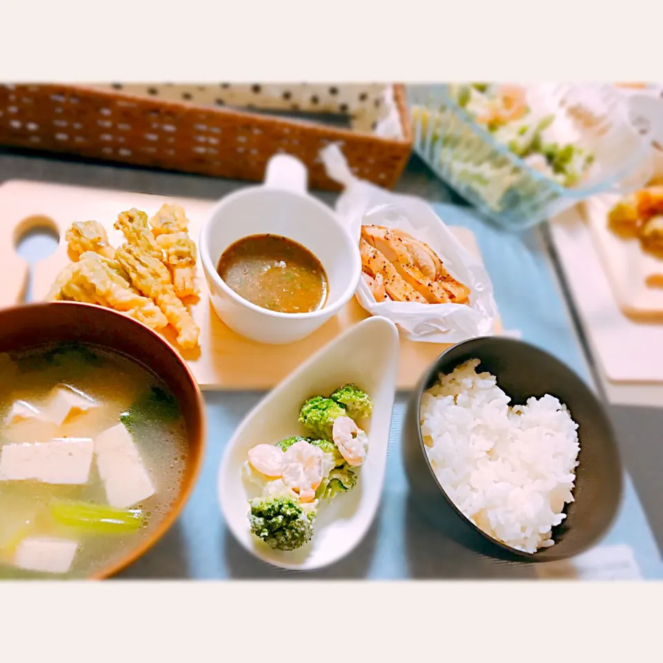 Snapdishの料理写真:今日の晩御飯(´ﾟ◞౪◟ﾟ｀)メインは蒸し鶏のはずだったんだけど･･･大根葉の天ぷらの方が好評でした(´･ω･`)笑|あいさん