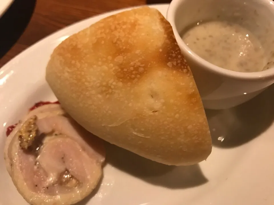 忘年会、あえてえおひとり二次会、ゴボウのスープとパーネ！鶏いんぼるてぃーに！|お家でbar!さん