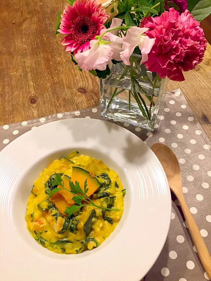 Snapdishの料理写真:今日はひとりご飯💛
カボチャの煮物のリメイクで、カボチャとベーコン、ほうれん草の豆乳クリームリゾット🎃🍃|まみりんごさん