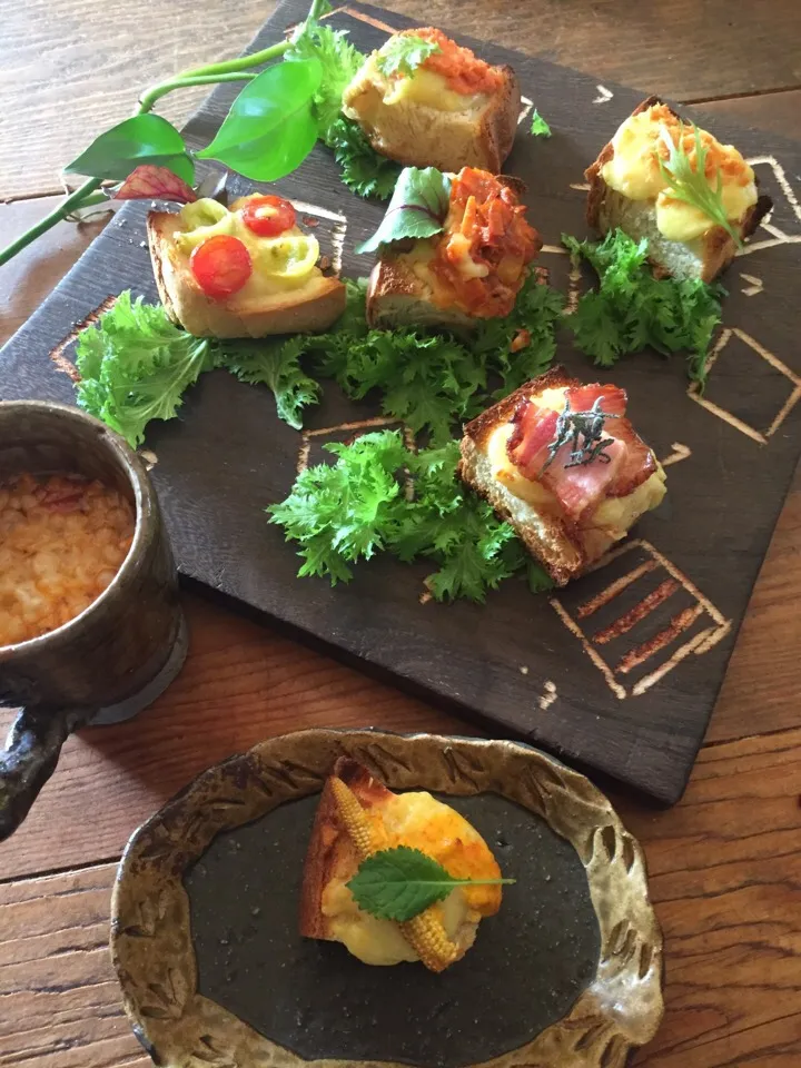 前の日のうちパーティで食べたジンジャーカレーフォンデュの鍋にこびりついて残ってたチーズを
生姜胡麻食パンに乗せて👍|麦チョコさん