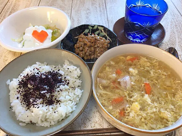 Snapdishの料理写真:今日の男飯(＞人＜;)朝ごはんバージョン♬
納豆andベーコン野菜コンソメSOUPandピクルスヨーグルト♬|ひーちゃんさん