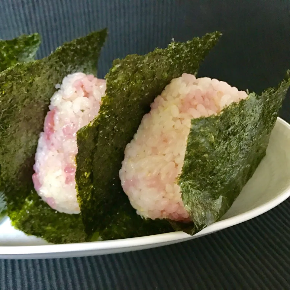 Snapdishの料理写真:梅干しと炊き込んだご飯でおにぎり🍙
食べすぎる〜😱|こぶたちゃんさん