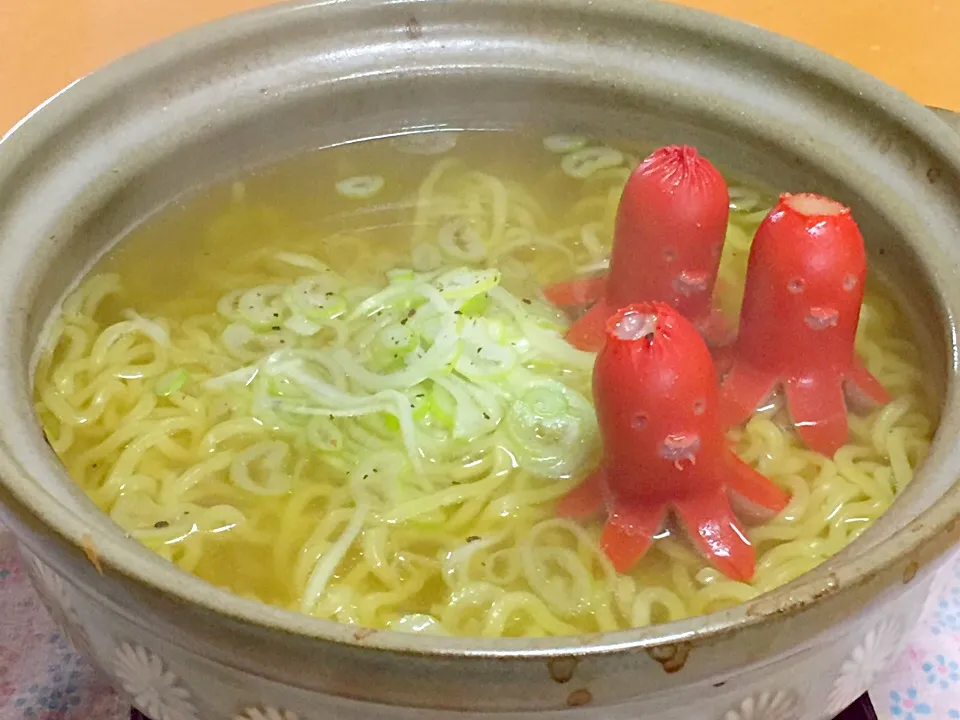 昨晩の常夜鍋のスープでラーメン!  (^-^)
冷蔵庫整理のタコさんウインナーにご登場いただきました!  (^_−)−☆|Kei Satoさん