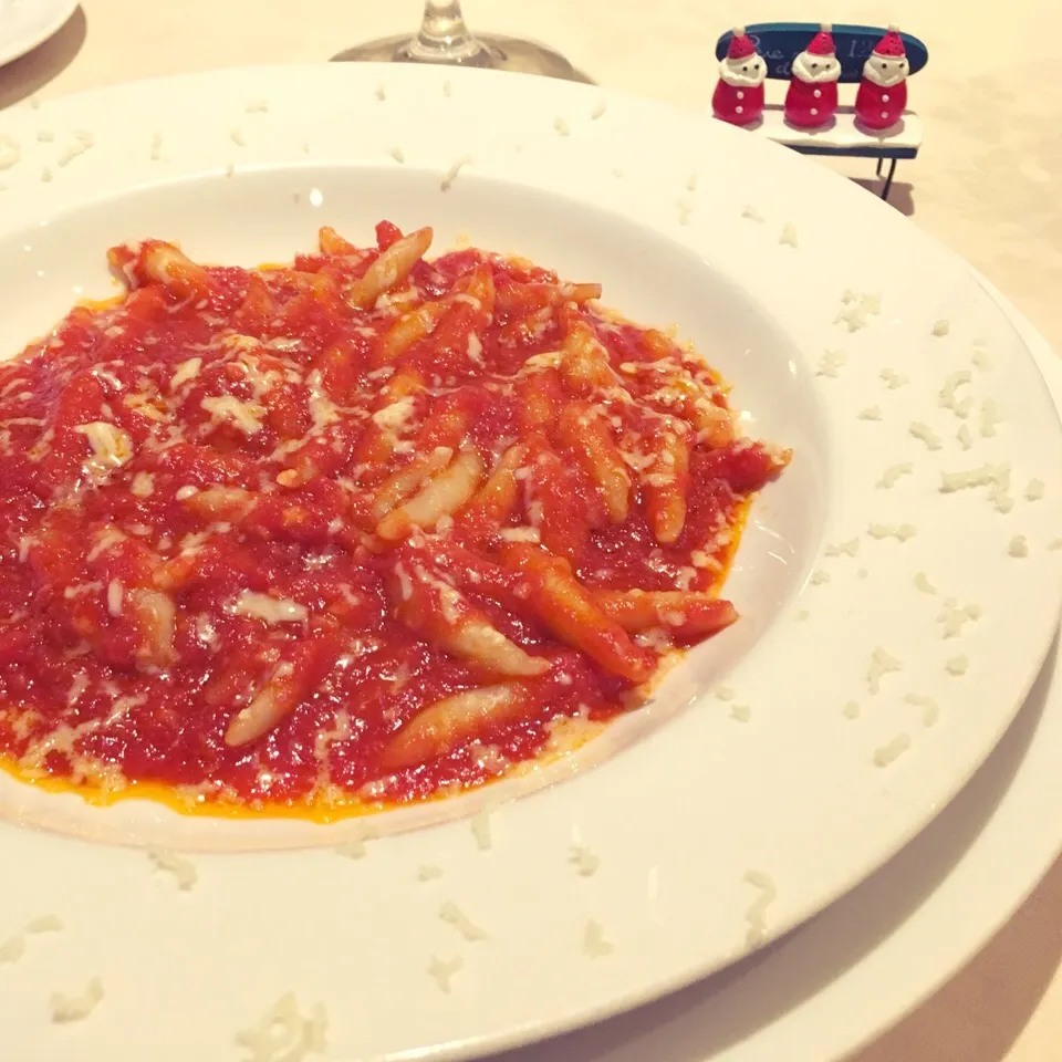 Snapdishの料理写真:燻製スカモルッツァチーズのトマトソース トロフィエ🍝🎅|leeさん